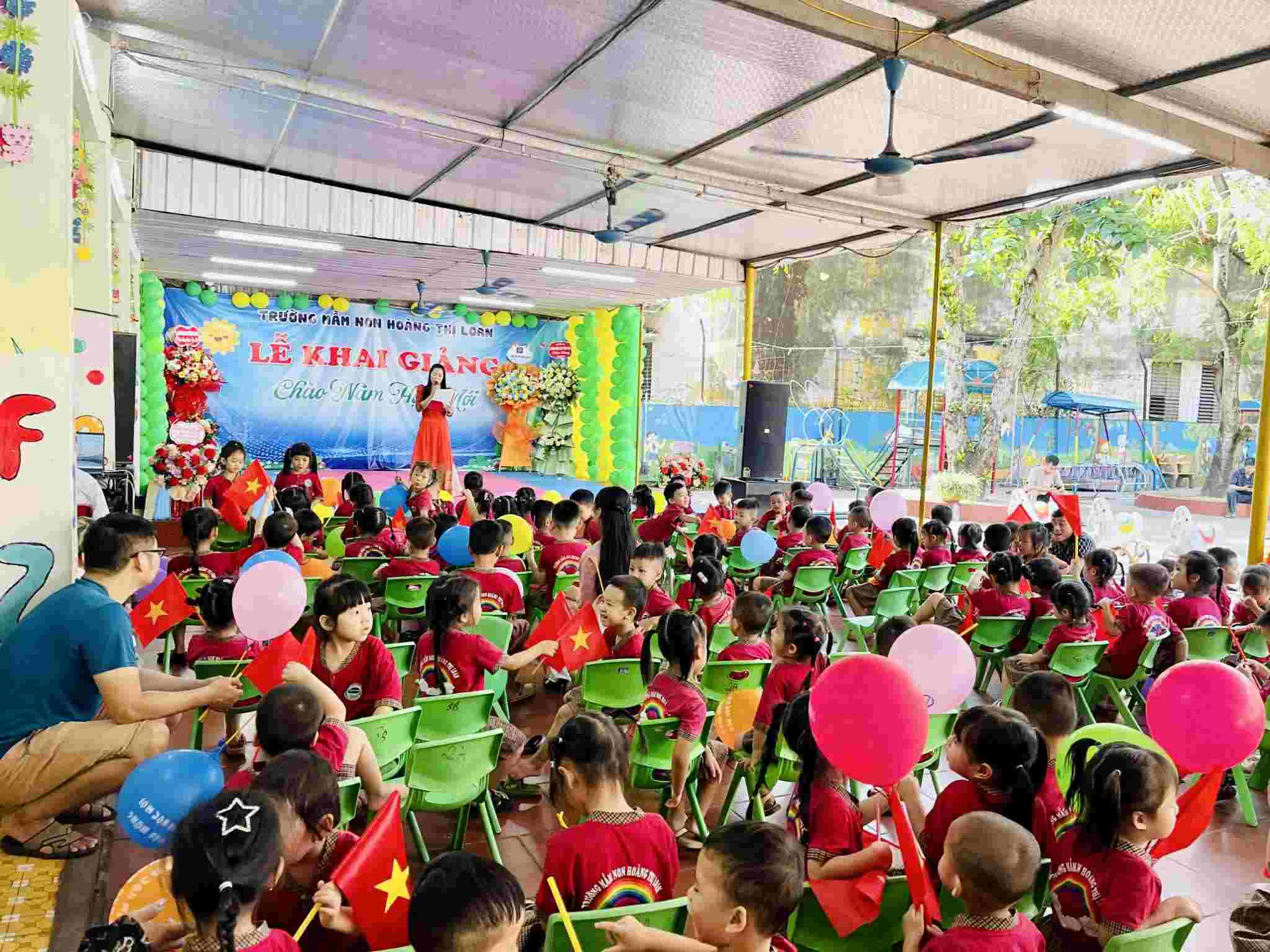 Co Hieu truong Do Thi Thanh Xuan doc dien van khai giang nam hoc moi, chao mung cac em hoc sinh. Anh: Quang Dai