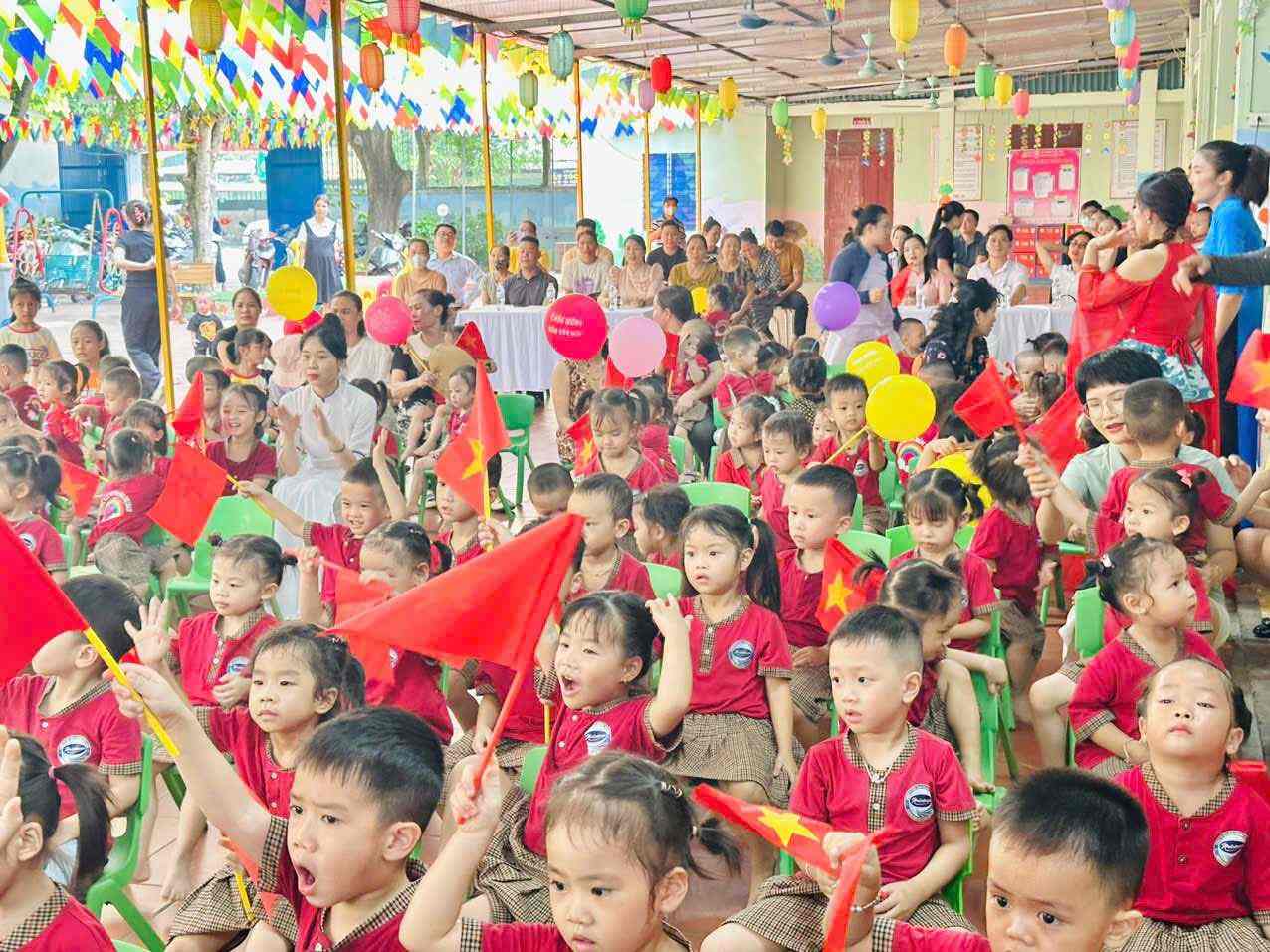 Cac em hoc sinh cam co hoa trong le khai giang nam hoc moi. Anh: Quang Dai