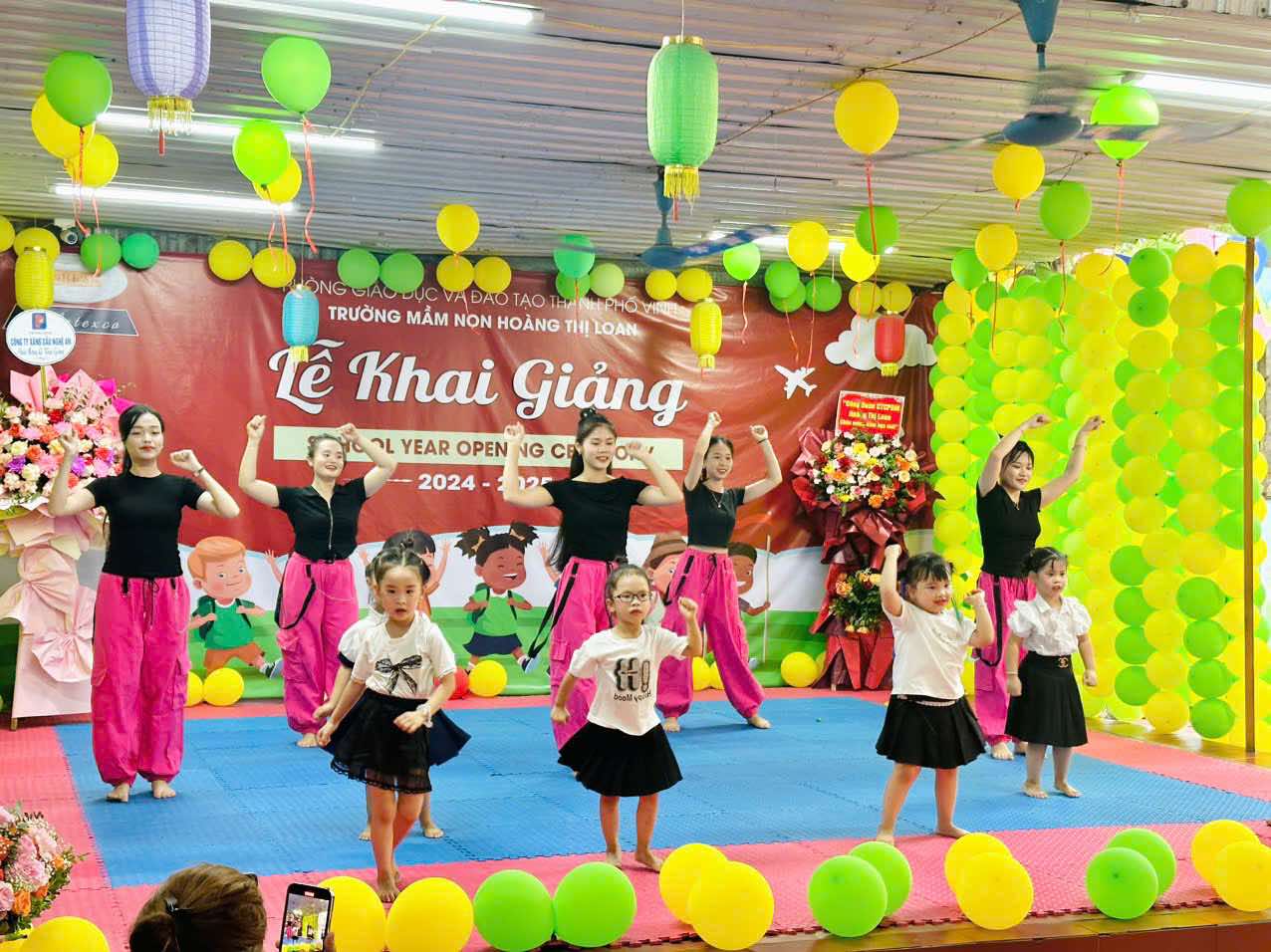 Profesores y alumnos de la guarderia Hoang Thi Loan (barrio Truong Vinh provincia de Nghe An) realizan actuaciones artisticas para celebrar la ceremonia de inauguracion. Foto: Quang Dai