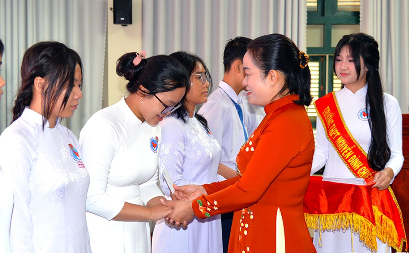 Ba Nguyen Hai Tram - Pho Bi thu Thuong truc Tinh uy Dong Thap, trao hoc bong cho hoc sinh Truong THPT Nguyen Dinh Chieu, phuong My Tho. Anh: Bao Dong Thap