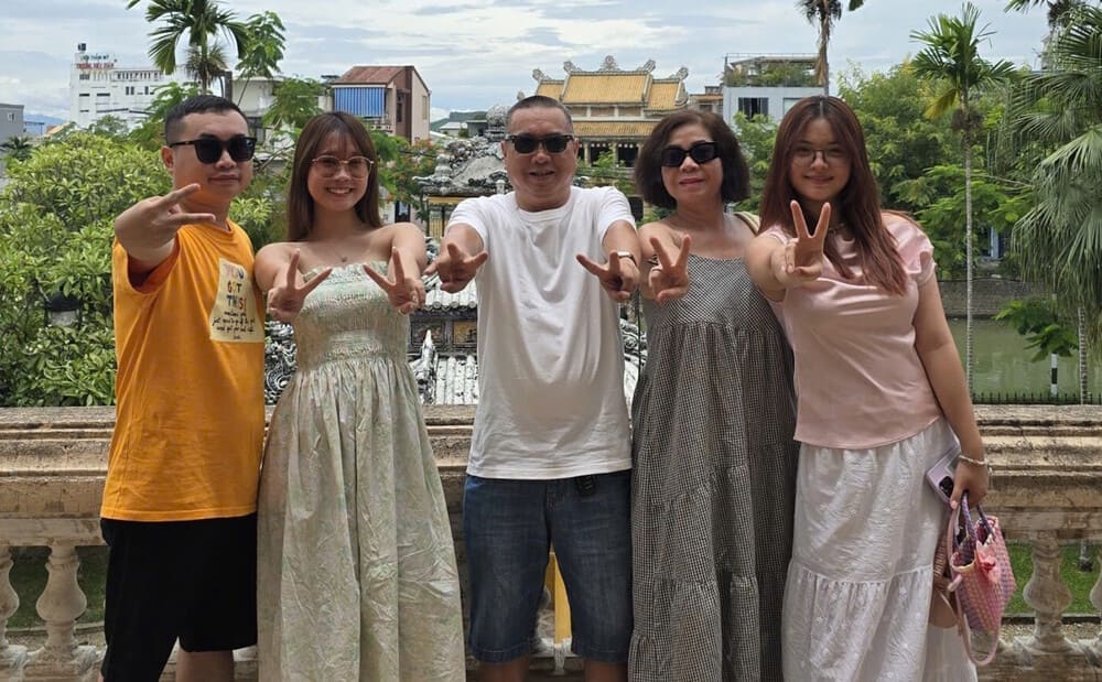 To send the most meaningful wishes to parents during the Vu Lan season. Photo: Tuan Dat