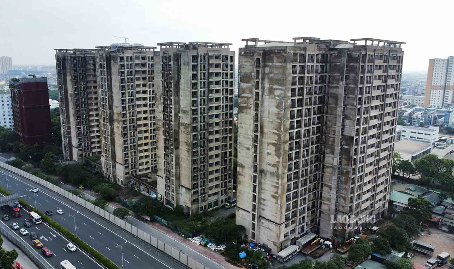 Many buildings in the Phap Van - Tu Hiep student housing area have been abandoned for decades waiting to be converted into social housing. Photo: Nguyen Tung.