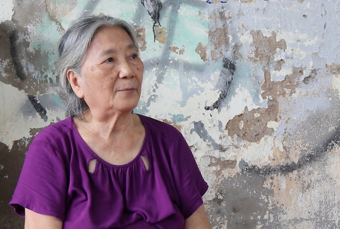 Warning about the problem of barber painting encroaching on Hanoi streets.