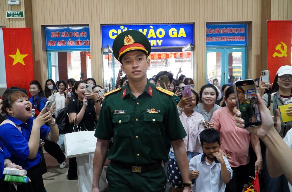   Khoanh khac Thuong uy Le Hoang Hiep buoc xuong san ga trong vong tay chao don. Ảnh: Anh Tu
