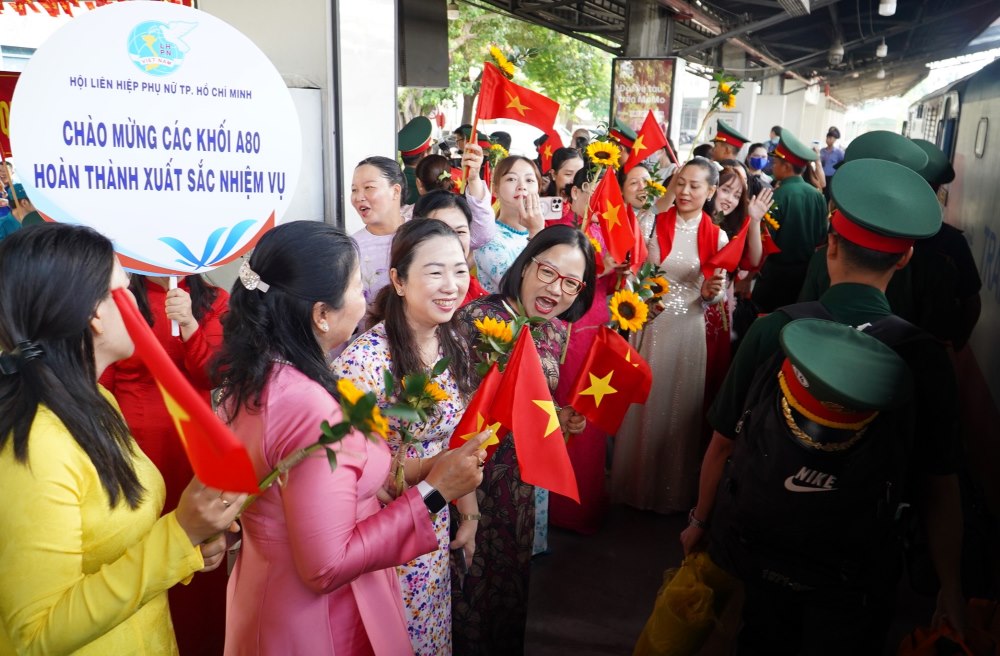 Nguoi dan va luc luong thanh nien tinh nguyen co mat tu som tai ga Sai Gon cho don doan chien si tro ve sau nhiem vu A80. Ảnh: Anh Tu