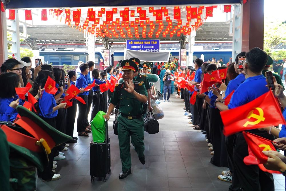 Cac chien si khep lai hanh trinh A80, tro ve trong niem han hoan va tu hao cua quan – dan.