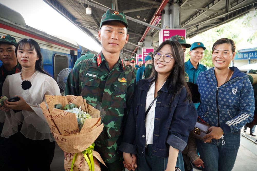 Cai nam tay that chat cua nhung cap doi nhu xoa tan quang thoi gian xa cach nhieu thang qua. Ảnh: Anh Tu