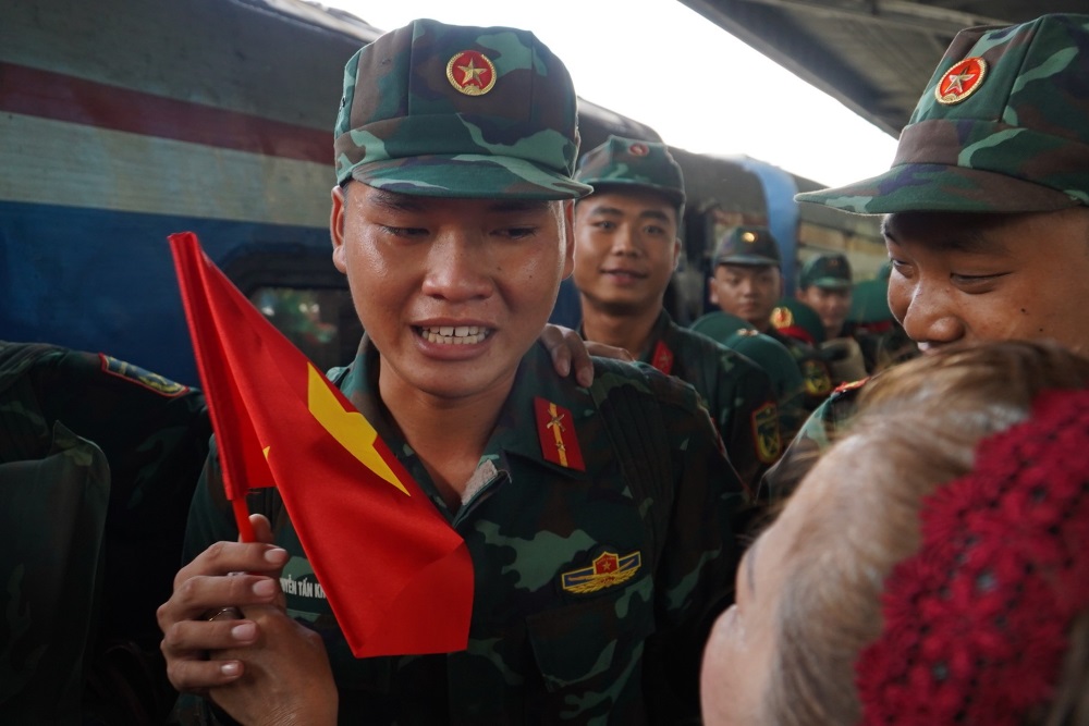 Cac chien si rang ro trong vong tay chao don cua nhan dan, khep lai hanh trinh dai thuc hien nhiem vu A80.
