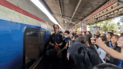 Le Hoang Hiep et pres de 600 soldats sont revenus dans les bras des habitants a la gare de Saigon