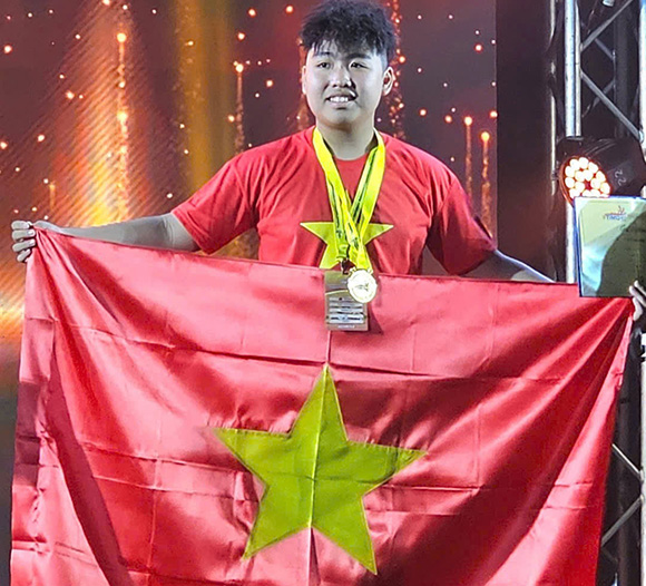 Doan Tuan Nghia estudiante de sexto grado de la escuela secundaria Vo Thi Sau barrio de Le Thanh Nghi (Hai Phong) gano continuamente 2 medallas de oro en la Olimpiada Internacional de Matematicas en 2025. Foto: Proporcionada por la familia