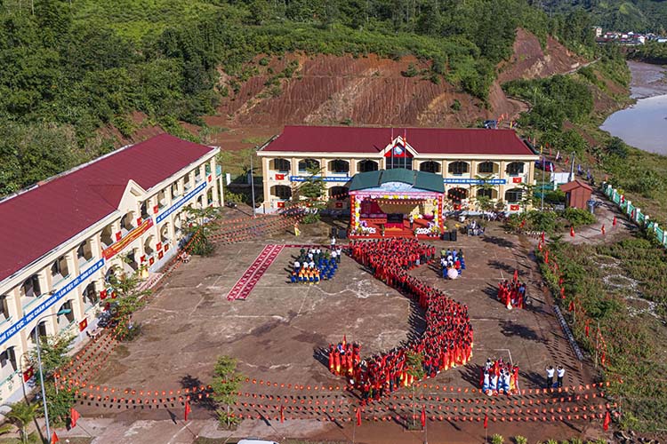 Estudiantes de la escuela PTDTNT THPT Na Hy hacen un mapa de Vietnam para dar la bienvenida al nuevo año escolar. Foto: Thanh Binh