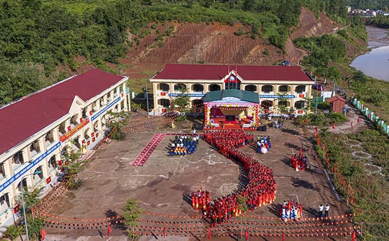Students of Na Hy High School for Ethnic Minorities map Vietnam to welcome the new school year. Photo: Thanh Binh