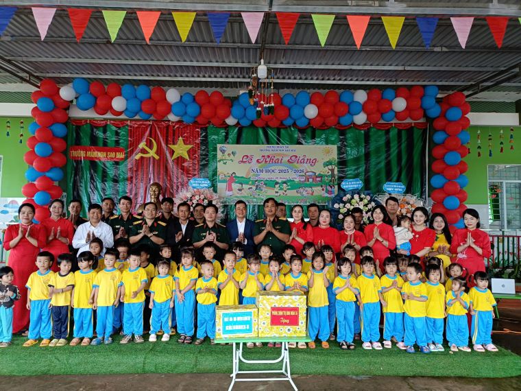 Dai bieu chup hinh luu niem cung cac co va tro Truong mam non Sao Mai. Anh: Bao Lam