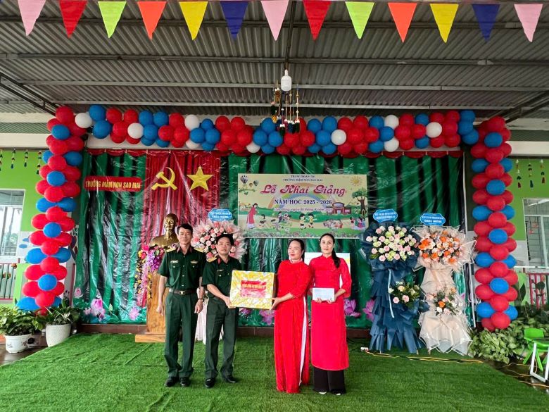 Colonel Lai Van Tuan, Deputy Head of the Political Department of the 16th Corps, presented gifts to the students of Sao Mai Kindergarten on the occasion of the opening ceremony. Photo: Bao Lam