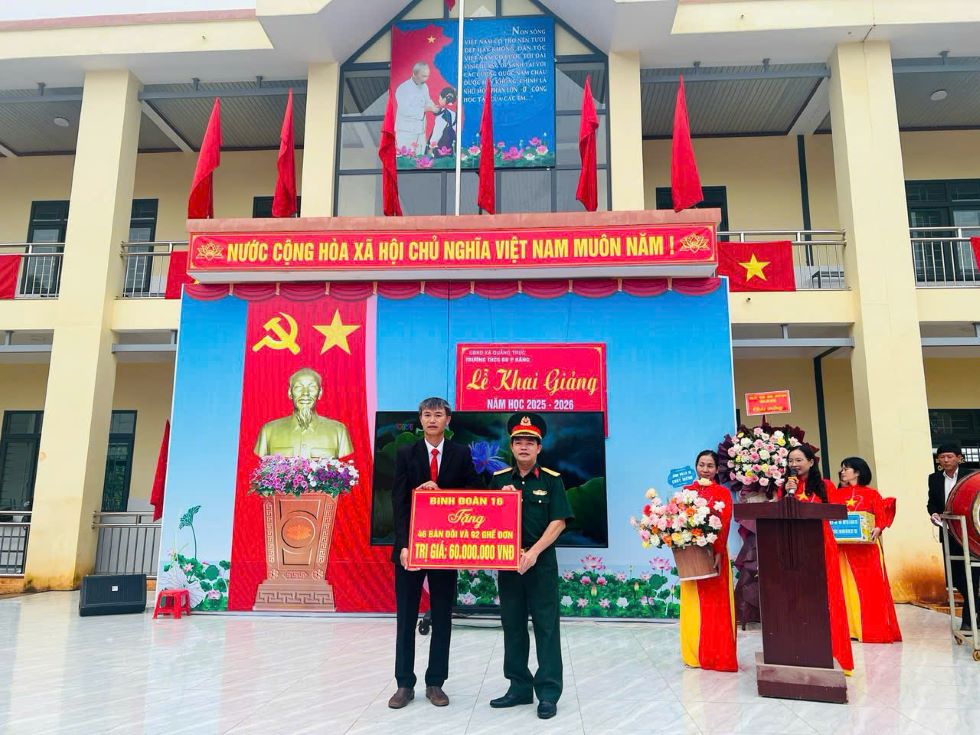 Dai ta Lai Van Tuan, UVBTV, Chu nhiem Chinh tri Binh doan 16 trao bieu trung ho tro ban ghe hoc sinh tang nha truong. Anh: Bao Lam