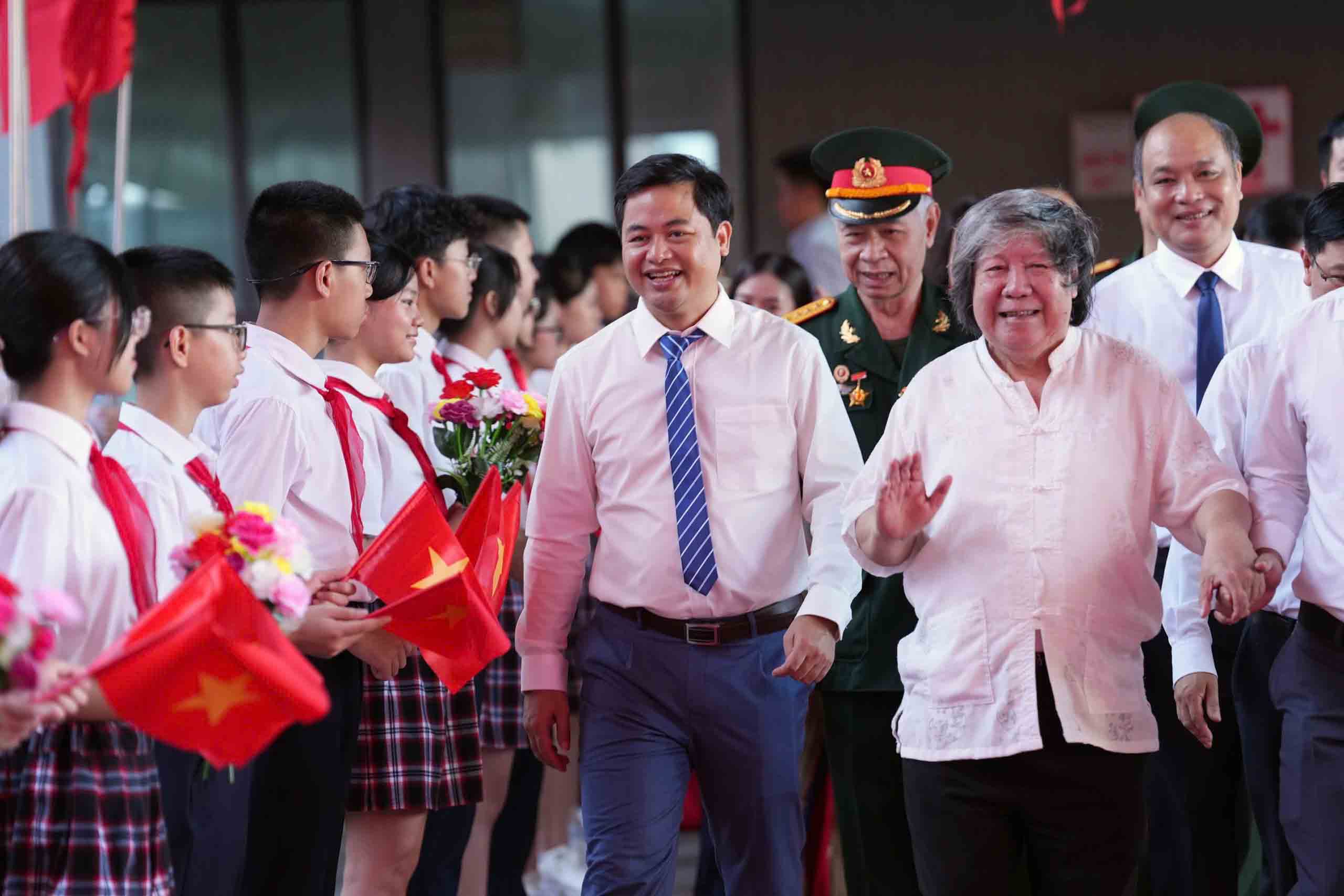 El Sr. Luu Van Thong - Director de la escuela secundaria Cau Giay y delegados asisten a la ceremonia de inauguracion del nuevo año escolar en la mañana del 5 de septiembre Foto: Song Huu