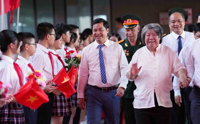 Mr. Luu Van Thong - Principal of Cau Giay Secondary School and delegates attended the opening ceremony of the new school year on the morning of September 5. Photo: Song Huu