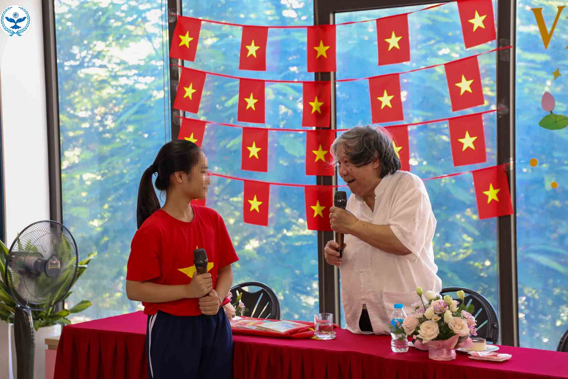 Giao su Su hoc Le Van Lan chia se nhung cau chuyen lich su voi hoc sinh Truong THCS Cau Giay. Anh: Phuong Phuong