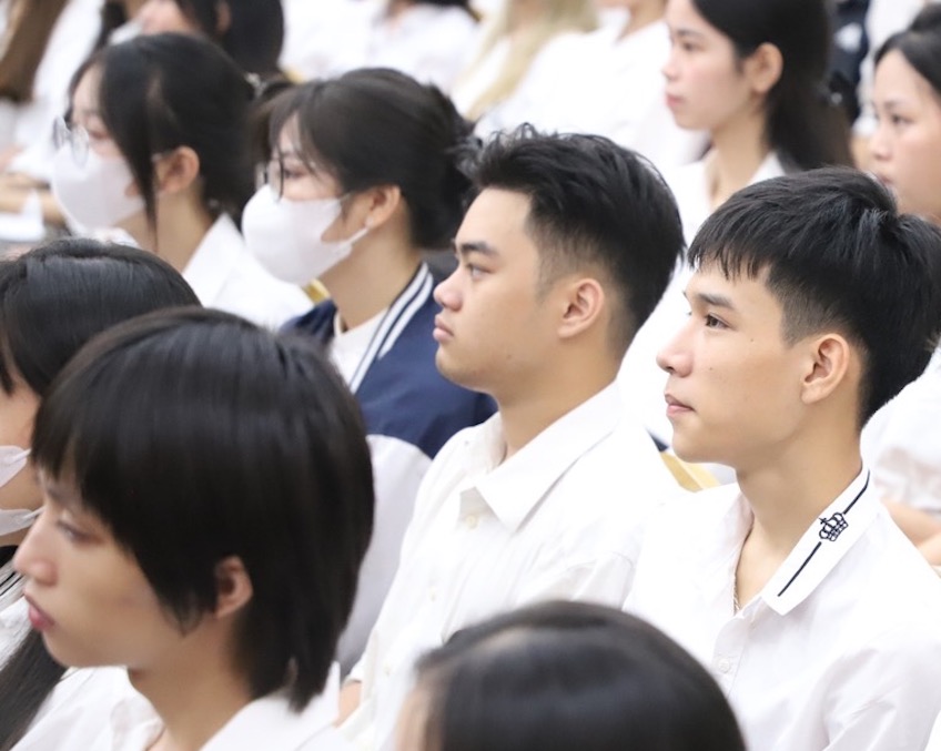 Sinh vien Hoc vien Phu nu Viet Nam tham du Le khai giang sang 5.9. Anh: Xuan Quynh