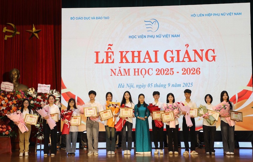 Hoc vien Phu nu Viet Nam trao hoc bong cho cac tan sinh vien. Anh: Xuan Quynh  