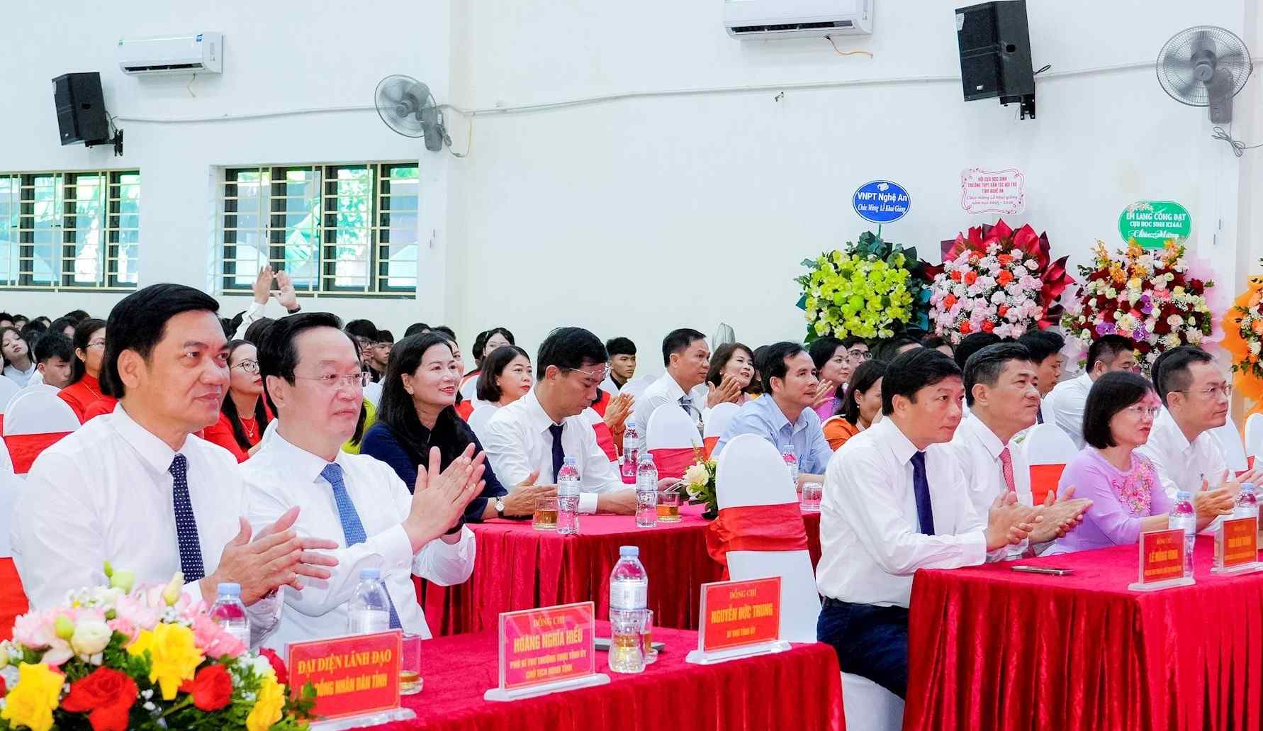 Cac dong chi lanh dao tinh Nghe An tham du le khai giang nam hoc 2025-2026. Anh: Pham Bang