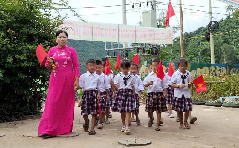 Teachers at My Ly 2 Primary Boarding School for Ethnic Minorities, Nghe An province (a commune that has just suffered heavy damage due to floods) welcomed students into the new school year. Photo: Ngoc Anh