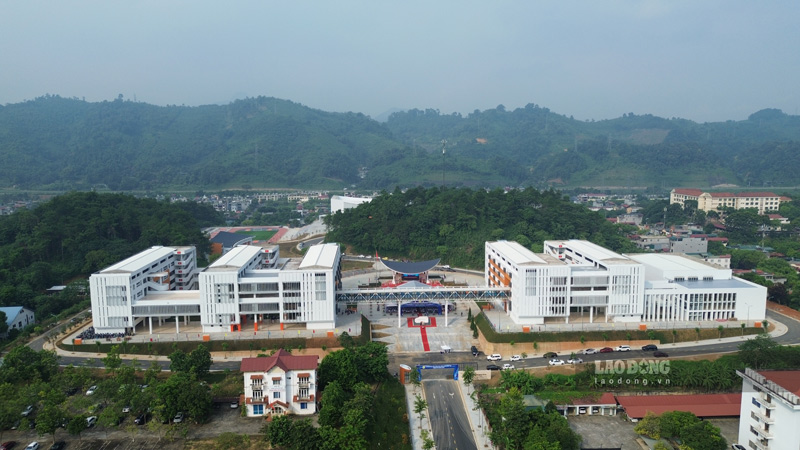 Truong THPT Chuyen Lao Cai nhin tu Dai lo Tran Hung Dao. Anh: Dinh Dai 