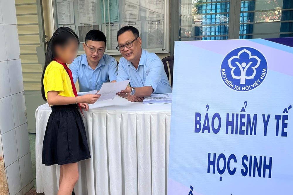 Stand de conseil et de propagande sur les politiques d'assurance maladie pour les eleves et les etudiants pour l'annee scolaire 2025-2026 a l'ecole primaire de Thi Tran. Photo : BHXH Tay Ninh