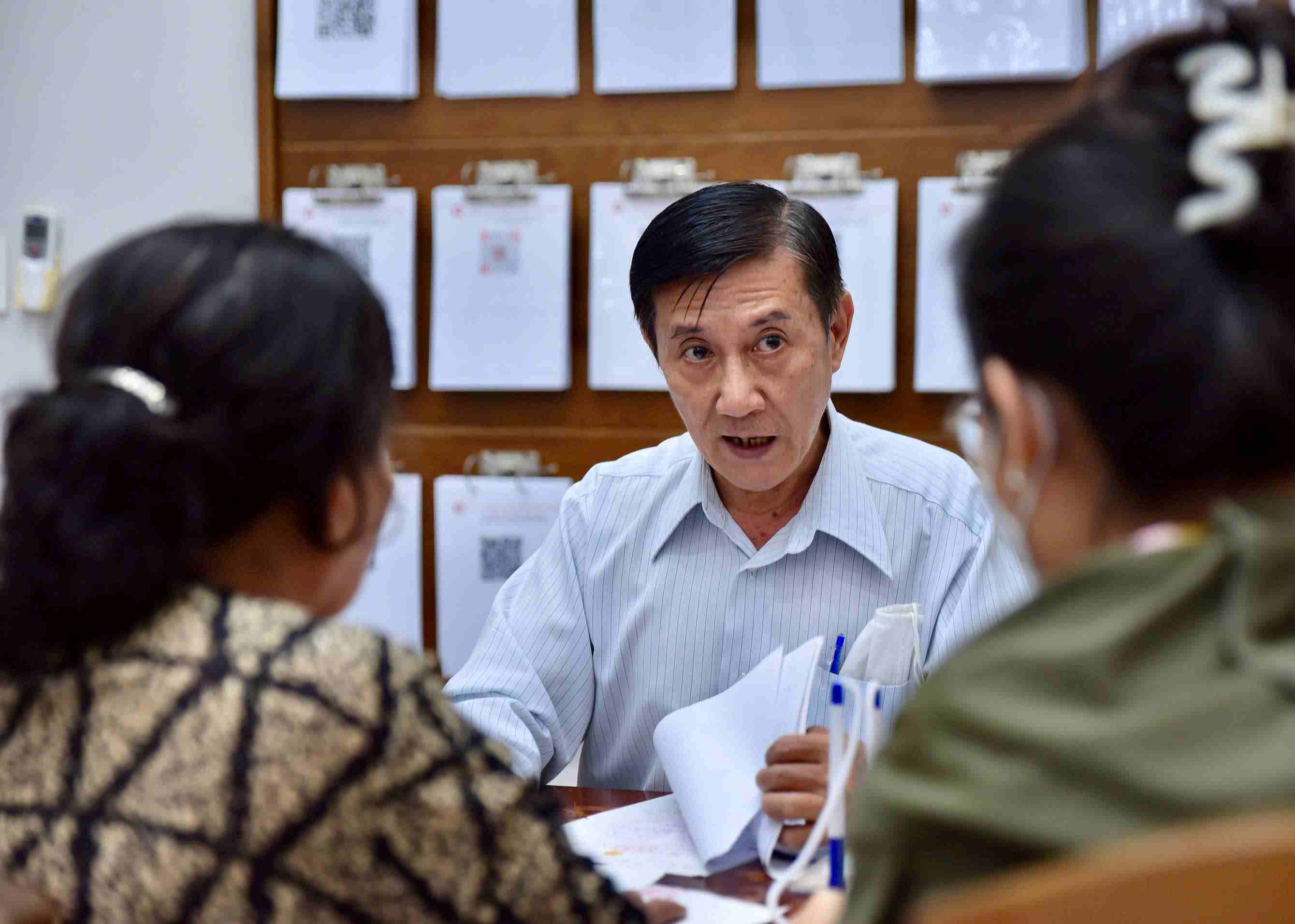 Ong Truong Thanh Lam, luat su thuoc Hoi Luat gia TPHCM dang tu van cho nguoi dan. Anh: Minh Tam