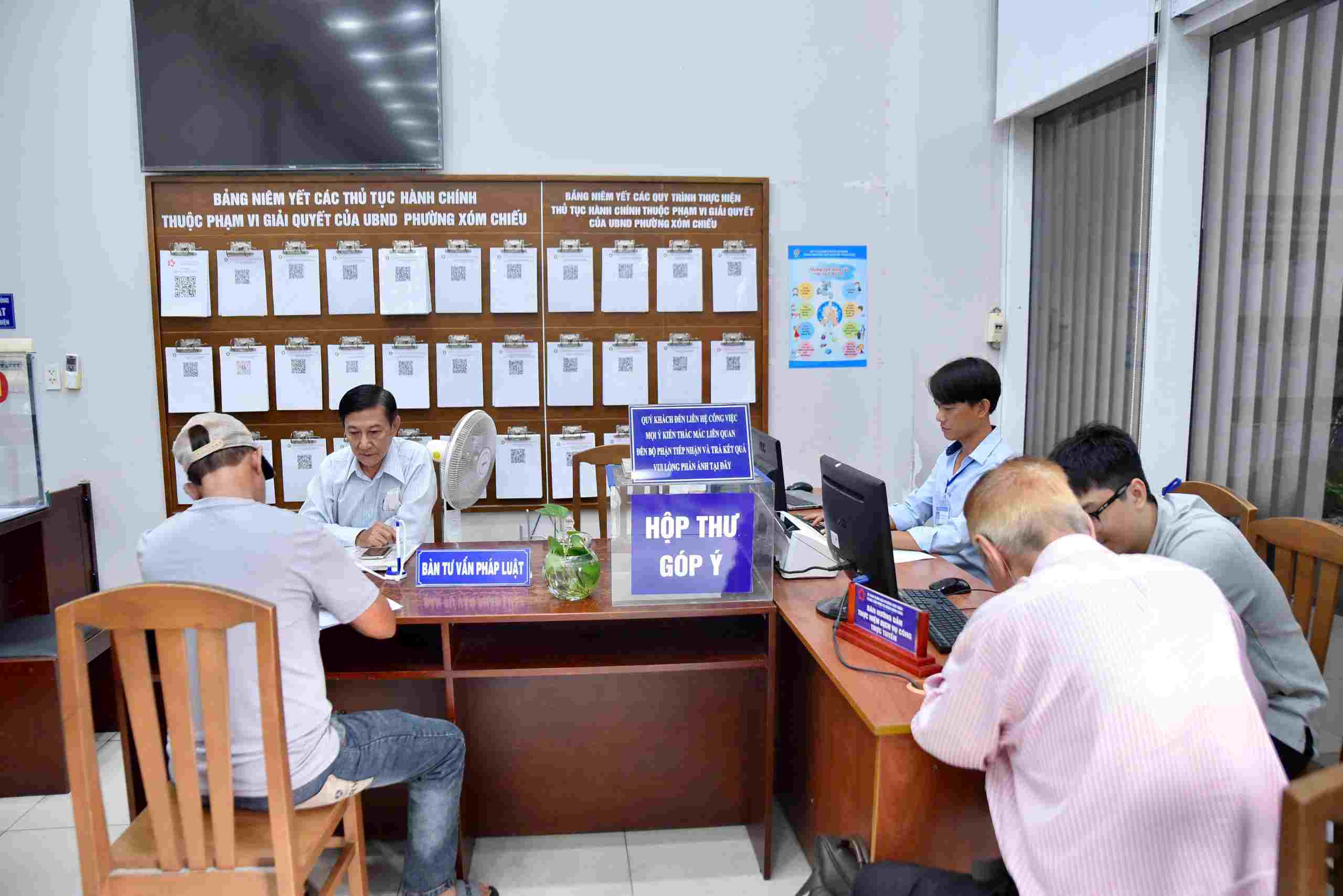 Nguoi dan duoc ho tro tu van phap ly mien phi tai phuong Xom Chieu. Anh: Minh Tam