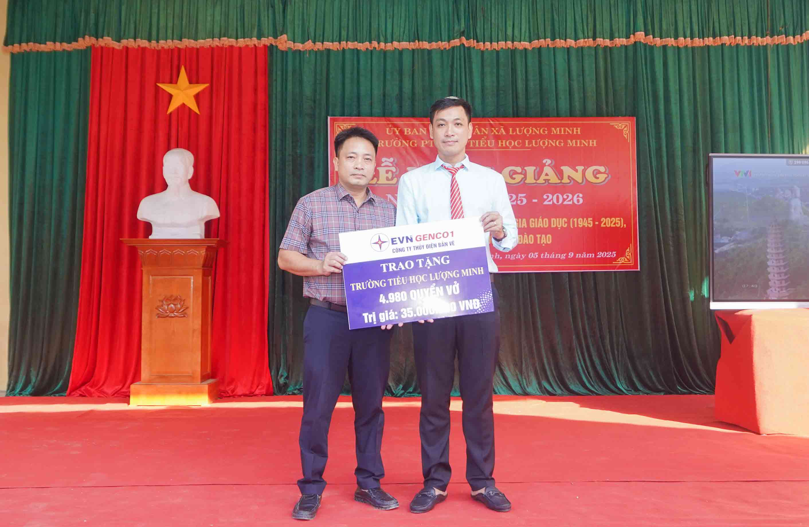 Ong Le Anh Duc - Pho Giam doc Cong ty Thuy dien Ban Ve trao qua tai Truong Tieu hoc Luong Minh.