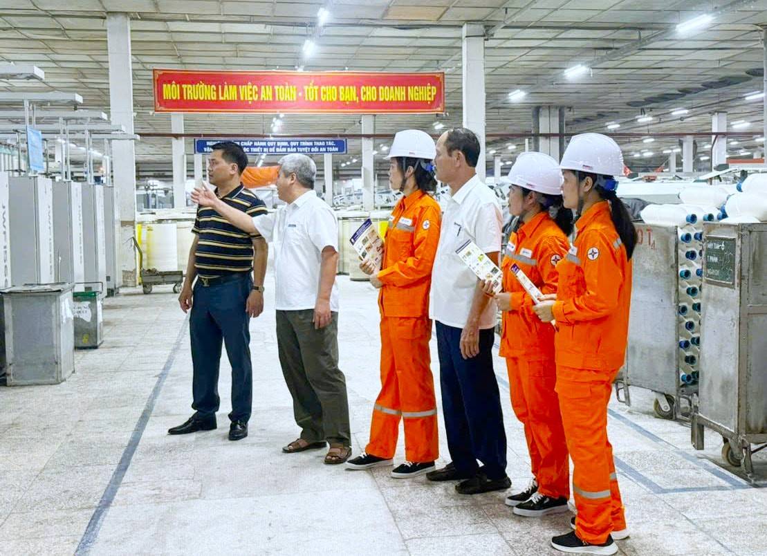 Les employes de la compagnie d'electricite de Nghe An inspectent la securite technique du systeme. Photo : Ngoc Anh