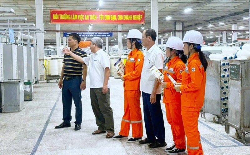 Nghe An Power Company staff check the technical safety of the system. Photo: Ngoc Anh