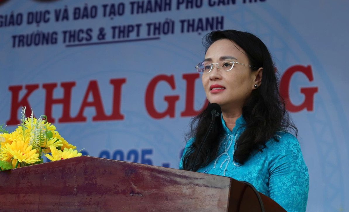 Ba Le Thi Suong Mai phat bieu tai buoi Le khai giang. Anh: Anh Khoa