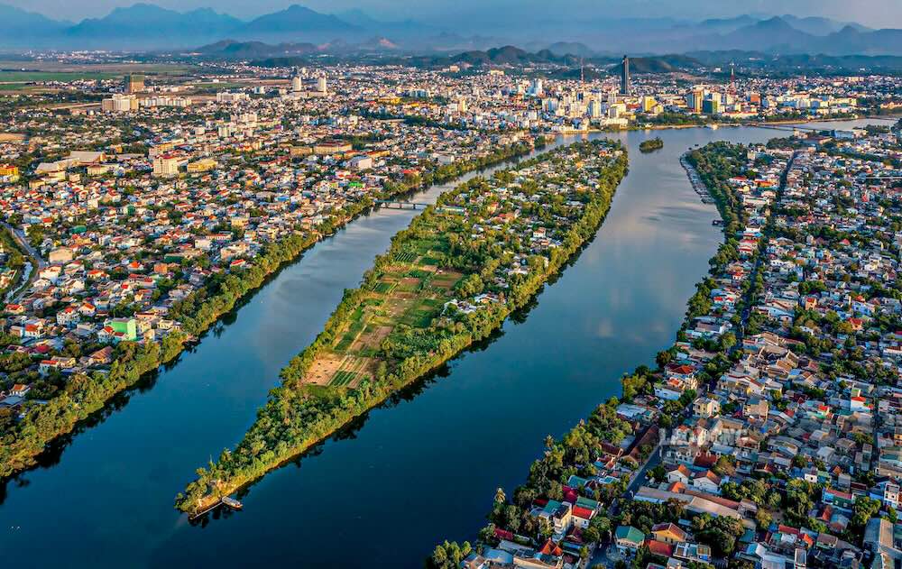 Con Hen la mot oc dao nho noi len giua song Huong tho mong, thuoc phuong Vy Da (TP Hue), tu lau da la cai ten quen thuoc voi nguoi dan va du khach boi dac san com hen, bun hen tru danh.