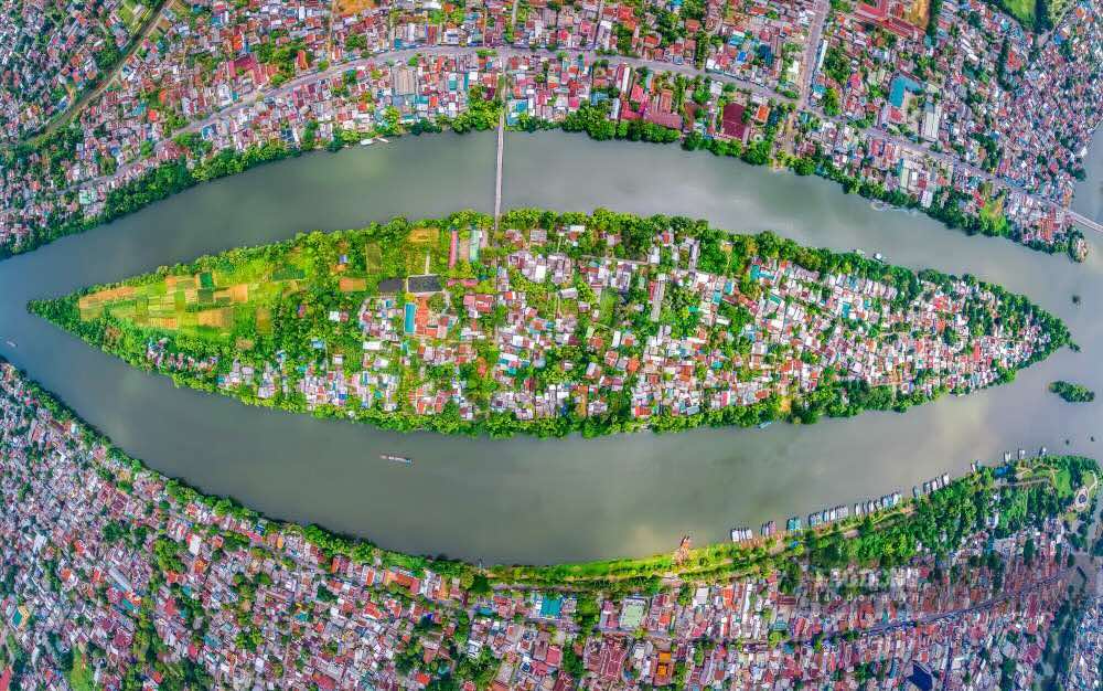 Trai dai gan 33 ha, vung dat nay khong chi la noi sinh song cua hang tram ho dan gan bo qua nhieu the he, ma con la bieu tuong am thuc dan da xu Hue. 