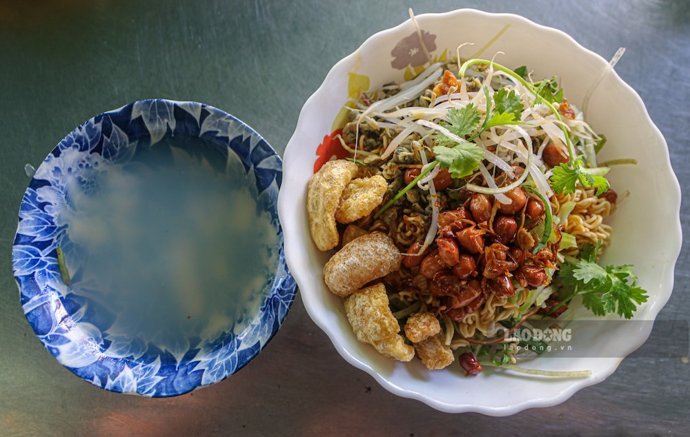 Con Hen nam giua dong Huong, noi tieng voi mon com hen, bun hen, mi hen. 