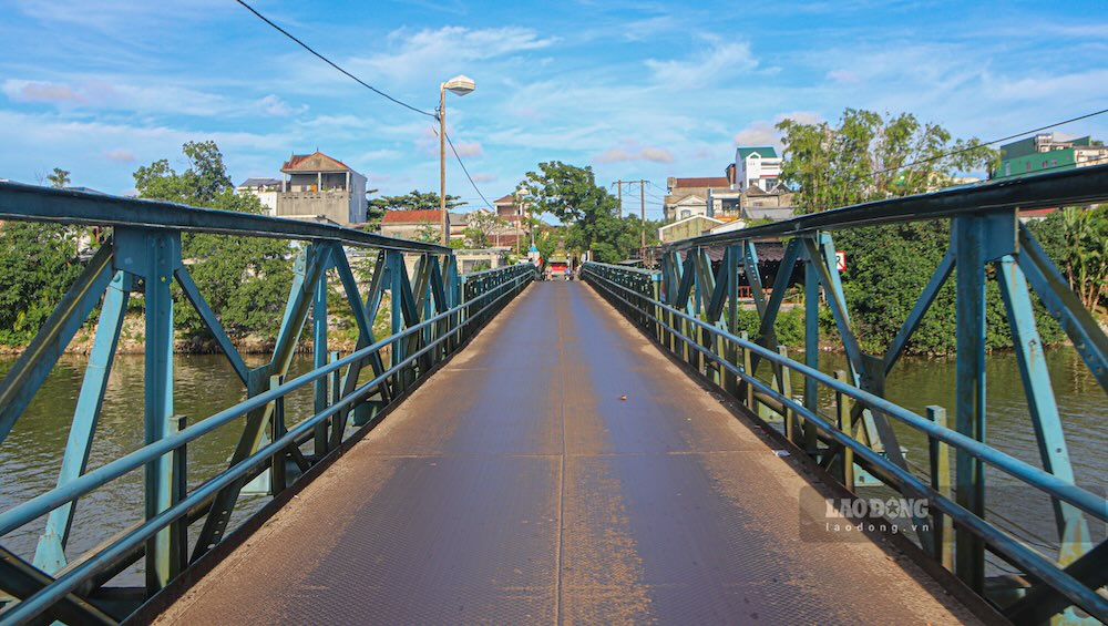 Dang chu y, cay cau Phu Luu, cau noi duy nhat tu Con Hen ra ben ngoai hien da xuong cap, nho hep, can tro viec di lai va phat trien du lich. Nguoi dan dia phuong ky vong, song song voi du an chinh trang, cay cau nay se duoc dau tu moi de ket noi thuan loi hon voi khu vuc noi do. 
