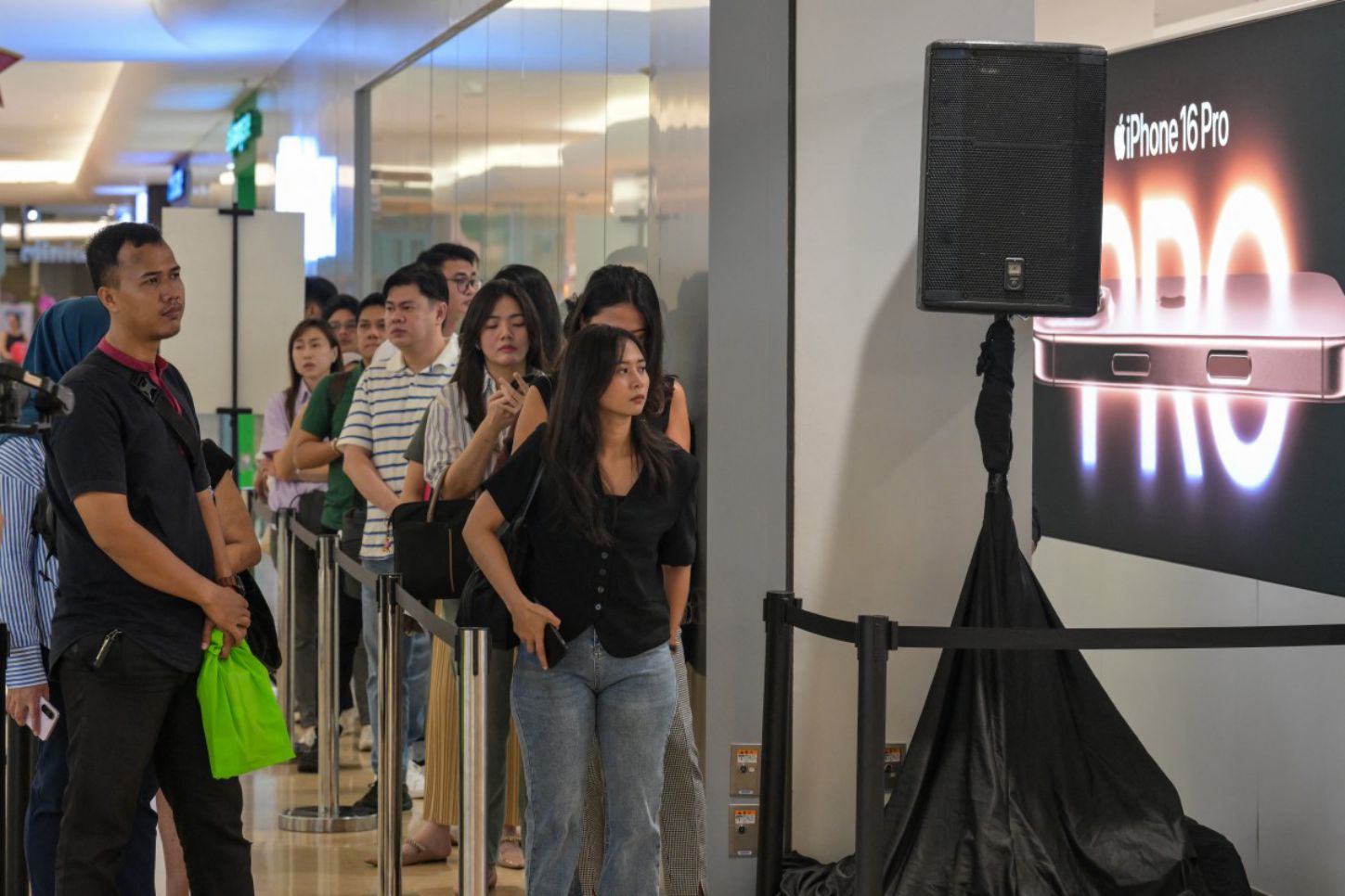 Clientes haciendo cola para comprar un iPhone 16 en una tienda en Yakarta Indonesia el 11 de diciembre de 2024. Foto: AFP