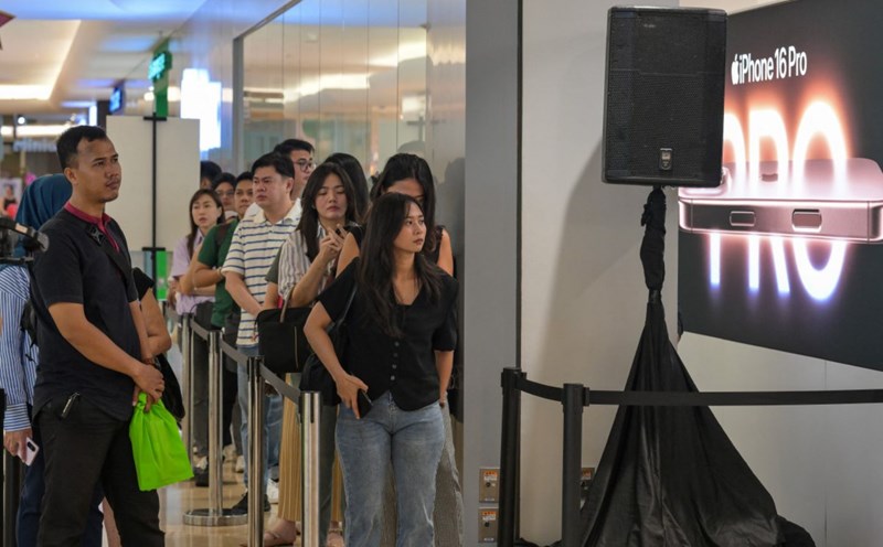Customers line up to buy iPhone 16 at a store in Jakarta, Indonesia in the first quarter of 2024. Photo: AFP