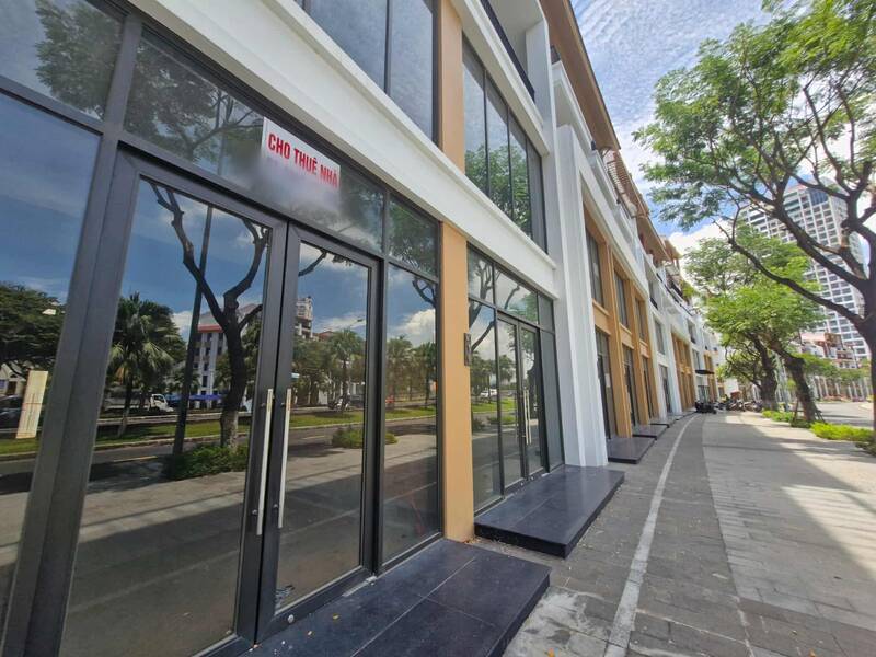 A row of shophouses hanging signs for rent in Da Nang. Photo: Thu Giang