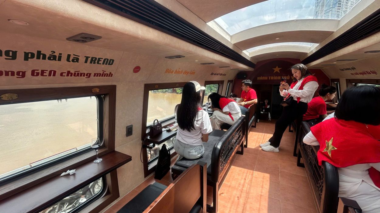 The train "The Hanoi Train - Hanoi 5 Cua O". Photo: Thanh Tu