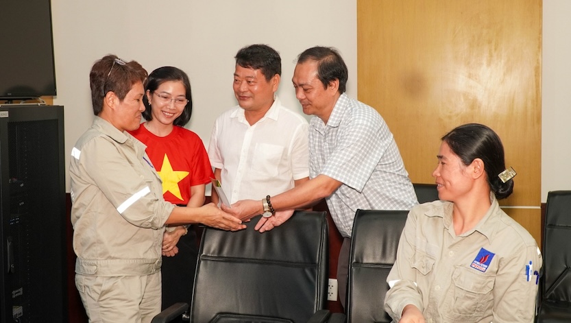 직속 단위 노동자에게 지원금을 전달합니다. 사진: Phuong Ngan