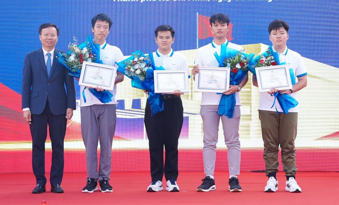 Le Minh Khoi (2nd, from left) valedictorian of the synthesis method to receive awards from the University of Science and Technology. Photo: Nhu Quynh