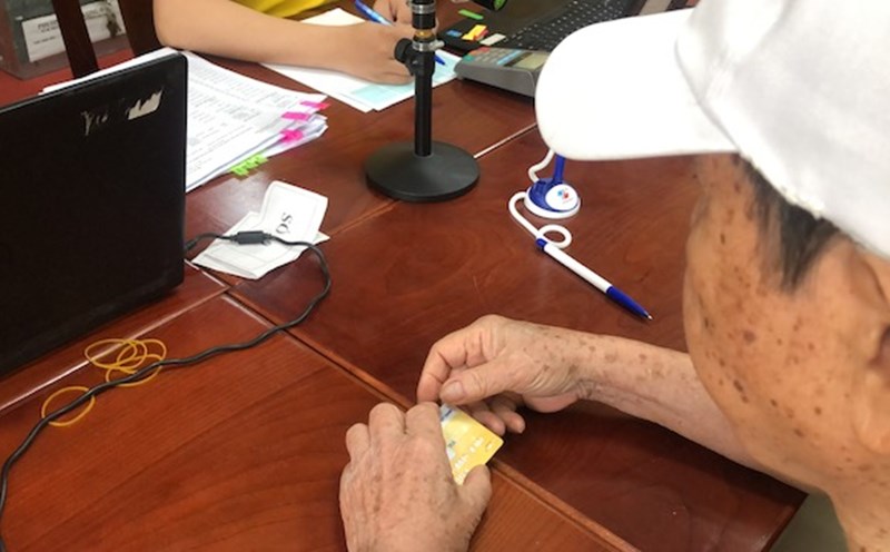 Social pension benefits are a type of social insurance guaranteed by the state budget for the elderly who meet the conditions prescribed by the Law on Social Insurance 2024. Photo: Que Chi