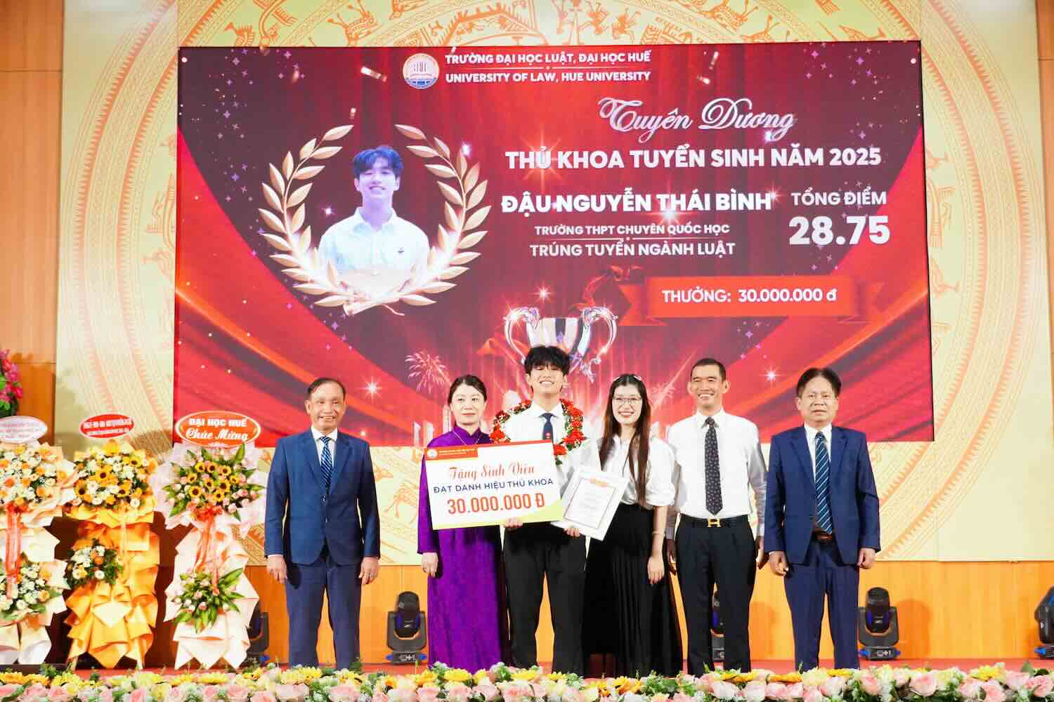 The valedictorian of the University of Law - Hue University shares a part of his bonus with students in difficult circumstances. Photo: Le Kong.