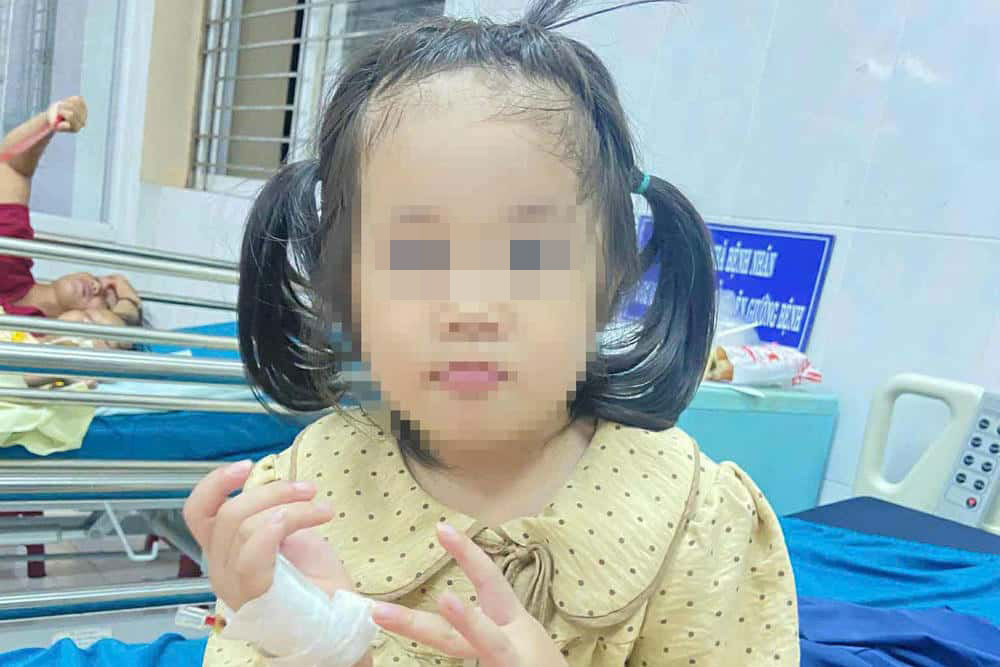 After being bitten by a snake, the girl was treated promptly and will be discharged from the hospital in the next few days. Photo: Hoang Pham