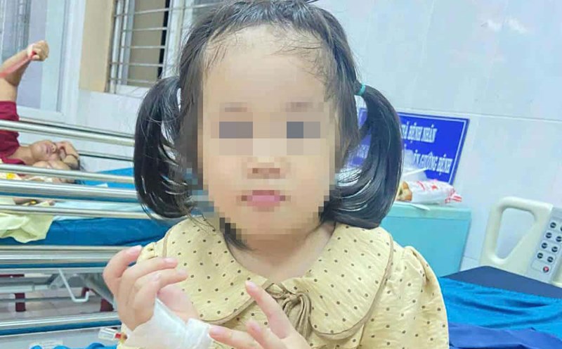 After being bitten by a snake, the girl was treated promptly and will be discharged from the hospital in the next few days. Photo: Hoang Pham