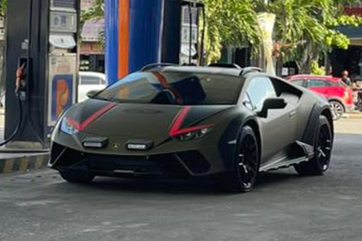 The limited Lamborghini Huracan Sterrato appeared at a gas station in Hue, attracting the attention of many people. Photo: Dang Dinh Thi