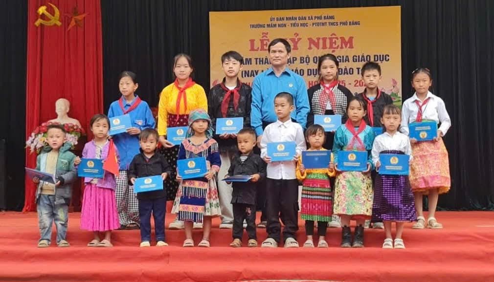 Le president de la Federation du travail de Tuyen Quang assiste a la ceremonie d'ouverture dans la commune de Pho Bang. Photo : Syndicat de Tuyen Quang
